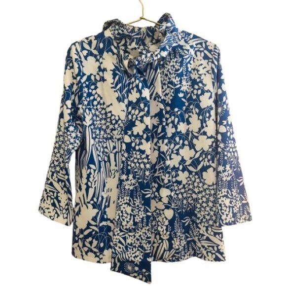Tuckernuck Blue and White Graphic 3/4 Sleeve Blouse - Picture 9 of 10